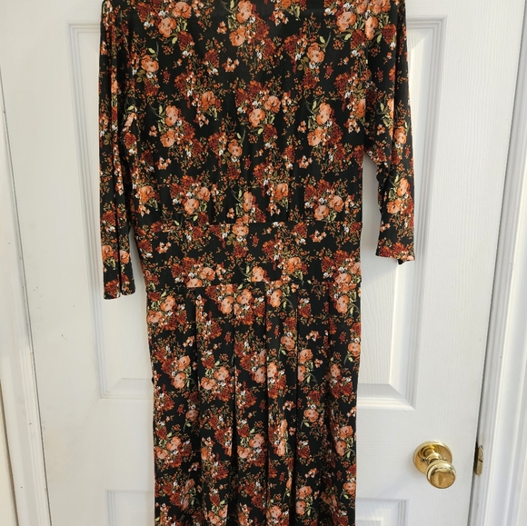 Karina Penelope 3/4 Sleeve Dress in Red Bouquet - Picture 3 of 4